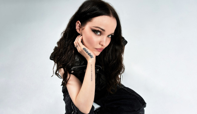 Обои картинки фото девушки, dove cameron, брюнетка, лицо, тату