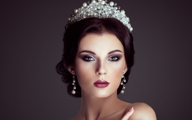Обои картинки фото девушки, - лица,  портреты, модель, макияж, тиара, серьги