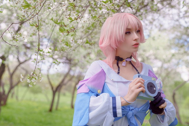 Обои картинки фото petite lola, девушки, - креатив,  косплей, костюм, образ, фотоаппарат, сад, цветение