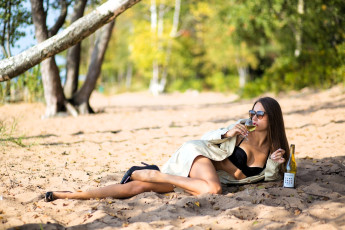 Картинка девушки -+брюнетки +шатенки шатенка плащ очки песок бутылка