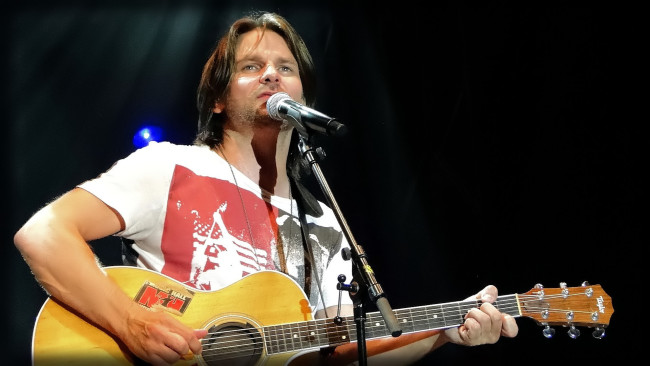 Обои картинки фото ray wilson, музыка, -другое, певец, футболка, гитара, микрофон