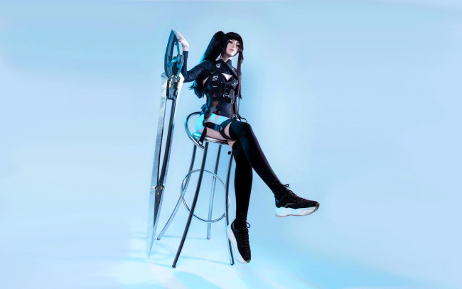 Обои картинки фото девушки, momo, образ, косплей, наряд, костюм, меч, стул