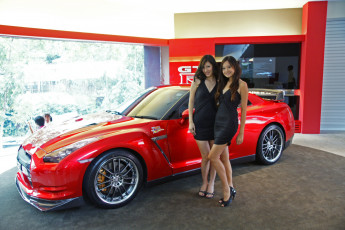Картинка автомобили авто девушками nissan garage