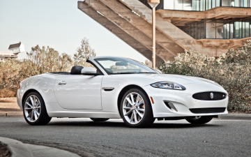Картинка автомобили jaguar кабриолет здание белый передок Ягуар фон