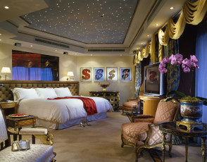 Картинка интерьер спальня подушки шторы кровать