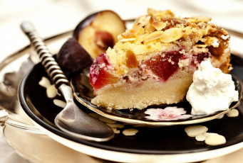 Картинка еда пироги сливовый пирог миндаль ложка