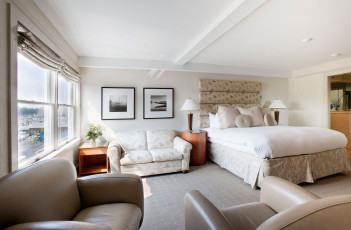 Картинка интерьер спальня диван картины кровать подушки