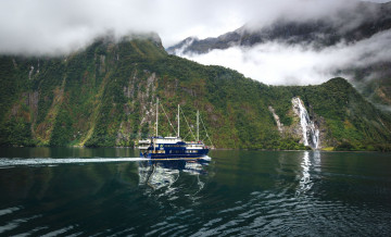 Картинка fiordland national park new zealand корабли другое горы новая зеландия водопад боуэн фьорд милфорд саунд milford sound bowen falls