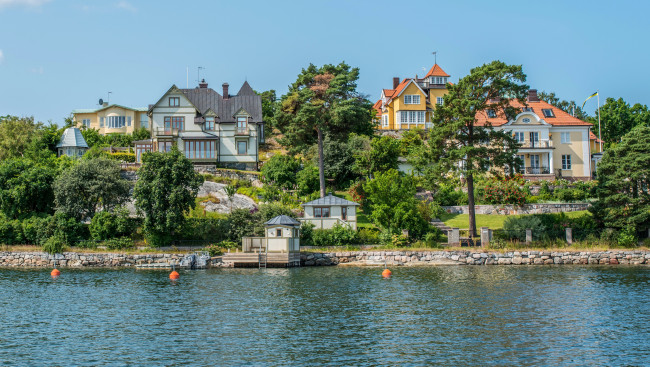 Обои картинки фото швеция, стокгольм, nacka, города, река, дома, деревья, причал