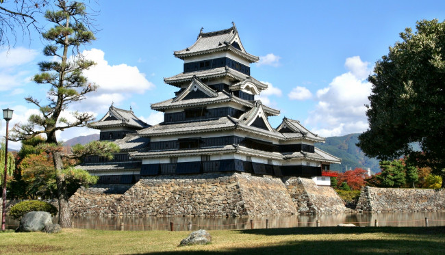 Обои картинки фото Япония, нагано, города, замки, Японии, парк, пруд, трава, деревья, замок