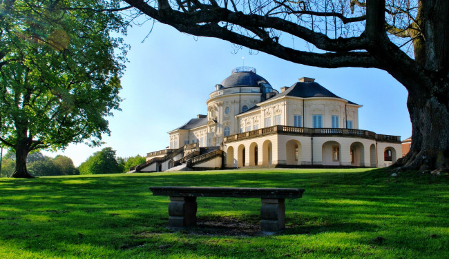 Обои картинки фото сastle, solitude, города, дворцы, замки, крепости, парк, лужайка, дерево, скамейка, замок