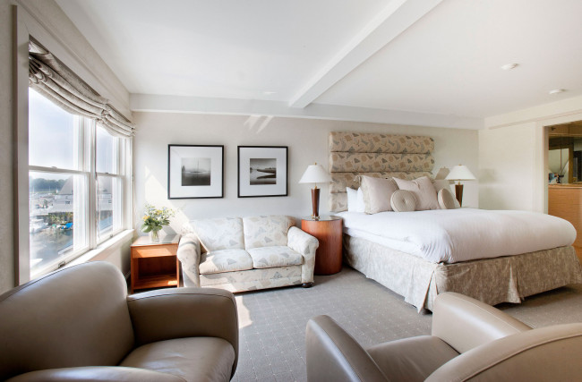 Обои картинки фото интерьер, спальня, диван, картины, кровать, подушки