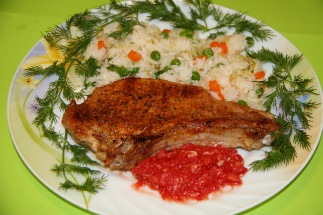 Обои картинки фото еда, вторые, блюда, рис, отбивная, зелень