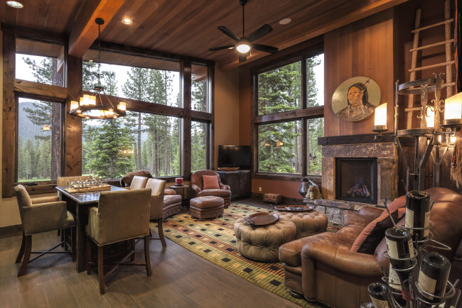 Обои картинки фото интерьер, гостиная, индеец, шахматы, камин, пуфики, диван