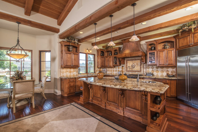 Обои картинки фото интерьер, кухня, посуда, люстры, мебель