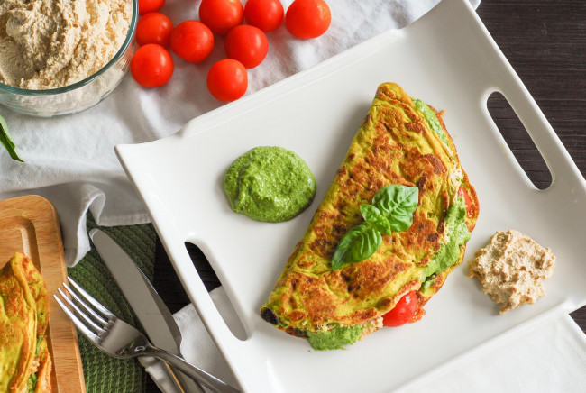 Обои картинки фото еда, Яичные, блюда, омлет, помидоры, соусы