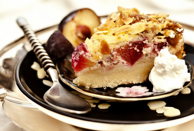 Обои картинки фото еда, пироги, сливовый, пирог, миндаль, ложка