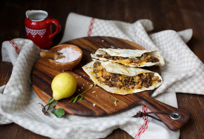 Обои картинки фото еда, салаты, закуски, начинка, лаваш, соль, такос, груша