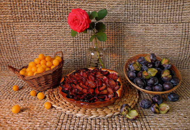 Обои картинки фото еда, пироги, сливы, роза