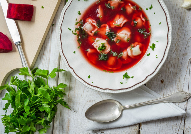 Обои картинки фото еда, первые, блюда, ложка, борщ, свекольник, клёцки, петрушка