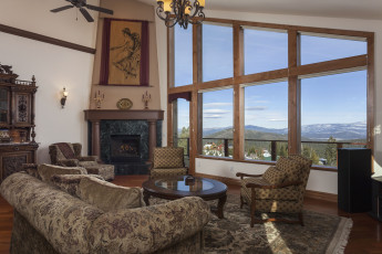 Картинка интерьер гостиная кресло камин