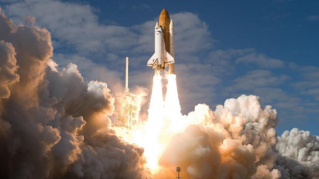 Обои картинки фото космос, космические корабли,  космические станции, ракета, облака, небо, взлет, огонь, старт, атлантис