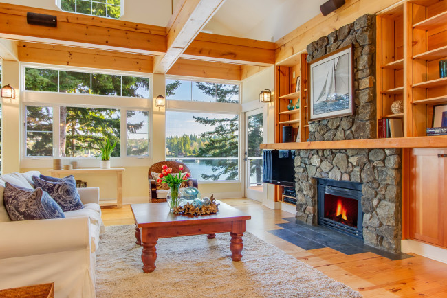 Обои картинки фото интерьер, гостиная, цветы, стол, диван, камин, дизайн