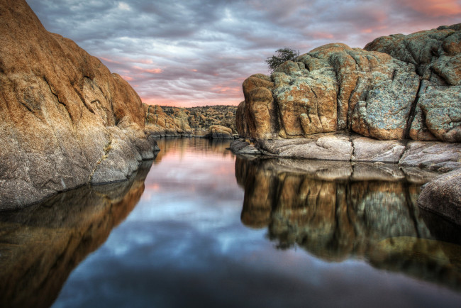 Обои картинки фото природа, реки, озера, аризона, watson, lake, prescott, облака, скалы, отражение, arizona, вода, озеро, сша