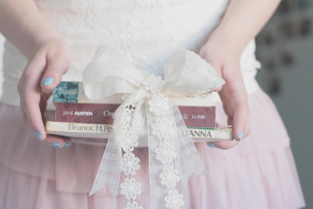 Картинка разное руки бант маникюр книги