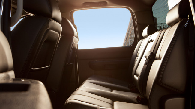 Обои картинки фото автомобили, интерьеры, салон, ремни, кожа, кресла, окно