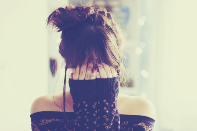 Обои картинки фото разное, руки, плечи, рукава, девушка, плач