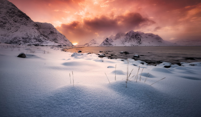 Обои картинки фото природа, реки, озера, зима, снег, горы, вечер, облака, север