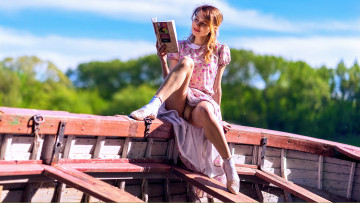 Картинка девушки -unsort+ рыжеволосые+и+другие книга лодка поза