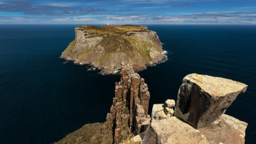 Картинка природа побережье пейзаж остров скалы скальное образование море вода облака небо горизонт трава тасмания австралия