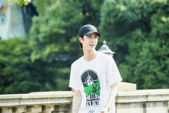 Картинка мужчины wang+yi+bo актер кепка футболка