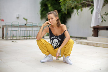 Картинка девушки katya+clover+ катя+скаредина майка поза