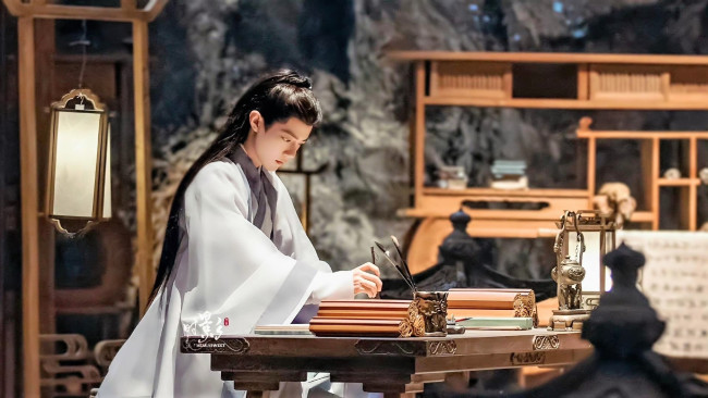 Обои картинки фото кино фильмы, yu gu yao, ши, ин, скала, полки, стол, книги