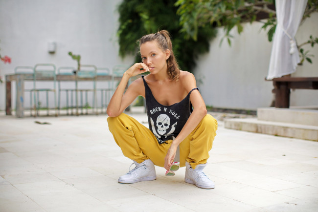 Обои картинки фото девушки, katya clover , катя скаредина, майка, поза