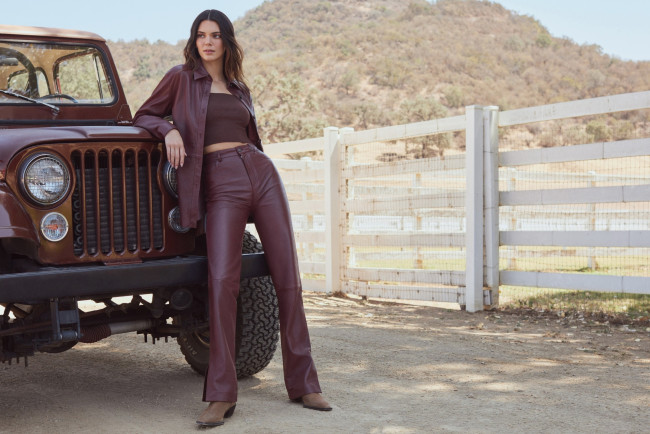 Обои картинки фото девушки, kendall jenner, джип, поза, брюки, топ