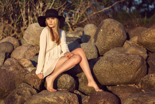 Обои картинки фото девушки, sofie elena, камни, блондинка, шляпа