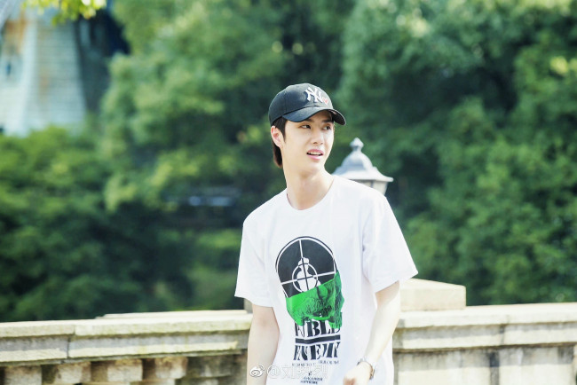 Обои картинки фото мужчины, wang yi bo, актер, кепка, футболка