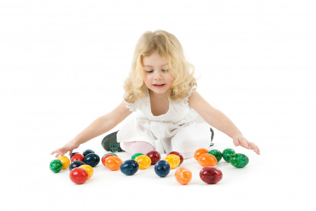 Обои картинки фото разное, дети, девочка, яйца