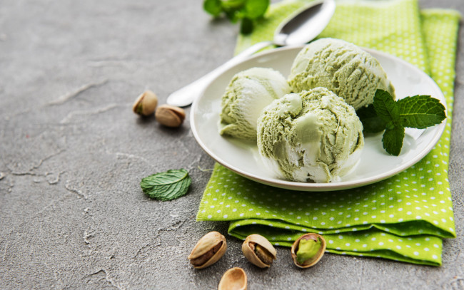 Обои картинки фото еда, мороженое,  десерты, мята, орехи, фисташки
