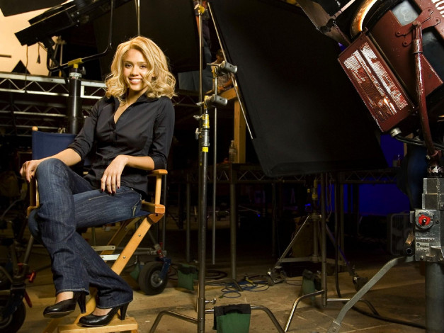 Обои картинки фото девушки, jessica alba, блондинка, рубашка, джинсы, аппаратура