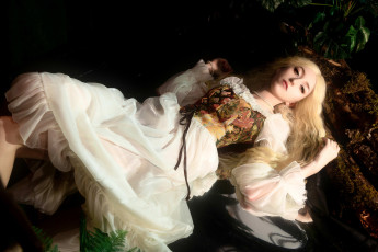 Картинка momo+cosplay девушки momo девушка женщина блондинка светловолосая сексуальная модель звезда позирует разная обувь верхняя стильная одежда нижнее эротическое бельё трусы лифчик колготки чулки аксессуары макияж и множество элементов на фотографии