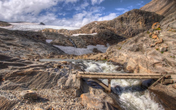 Картинка природа горы снег облака скалы поток река бревна мост