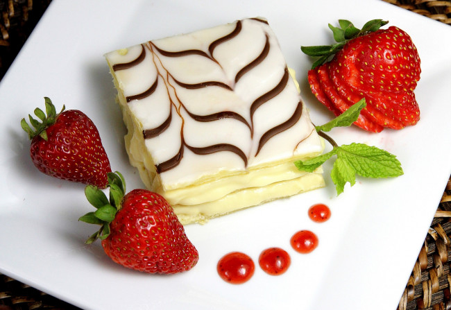 Обои картинки фото еда, пирожные, кексы, печенье, пирожное, глазурь, клубника