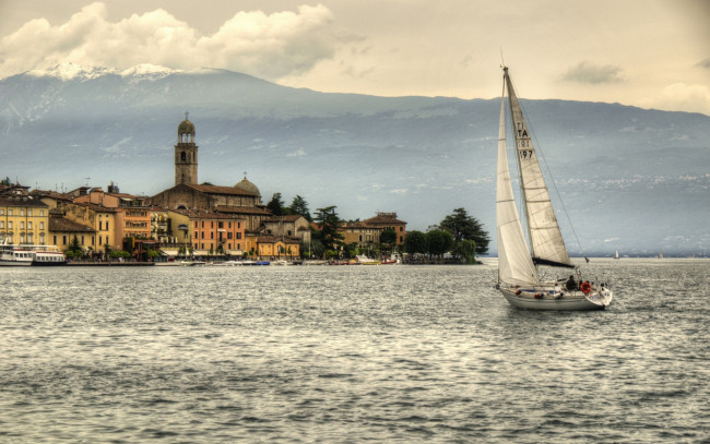 Обои картинки фото salo, italy, корабли, Яхты, озеро, гарда, lombardy, сало, италия, lake, garda, здания, горы, набережная, ломбардия
