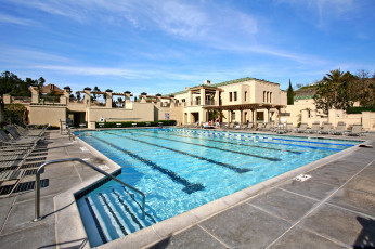 Картинка интерьер бассейны +открытые+площадки уют дом отдых бассейн