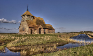 Картинка города -+католические+соборы +костелы +аббатства церковь речка поле